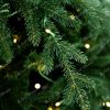 Větvička vánočního stromku s realistickým 3D jehličím. Větvička je omotána LED vánočním osvětlením.
