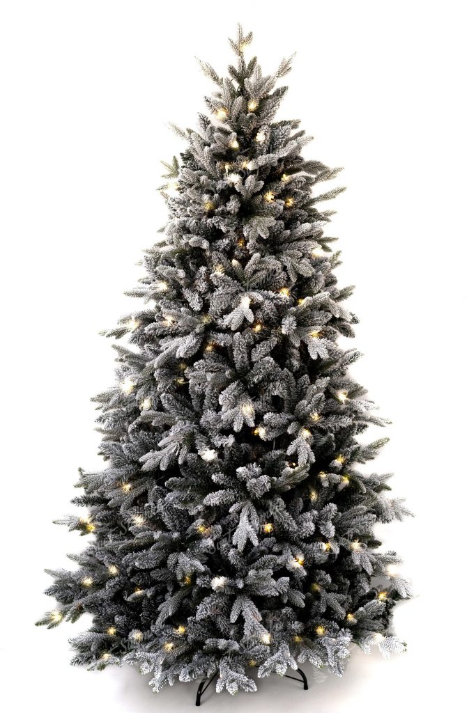 Bílý vánoční stromeček postavený na kovovém stojanu. Celý stromeček je vysvícený s LED světýlky.