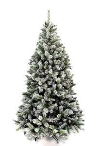 Vánoční stromek pokrytý bílou sněhovou pokrývkou. Stromek stojí na kovovém stojanu.