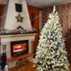 Bílý, celo zasněžený stromek s LED osvětlením v obýváku na Vánoce.