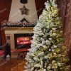 Bílý vánoční stromek s LED osvětlením v obýváku na Vánoce.