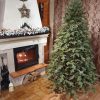 3D vánoční stromek s dokonale propracovaným 3D jehličím. Stromek vypadá jako živý a nachází se v místnosti s hořícím krbem. Krb je ozdobený vánočními dekoracemi.