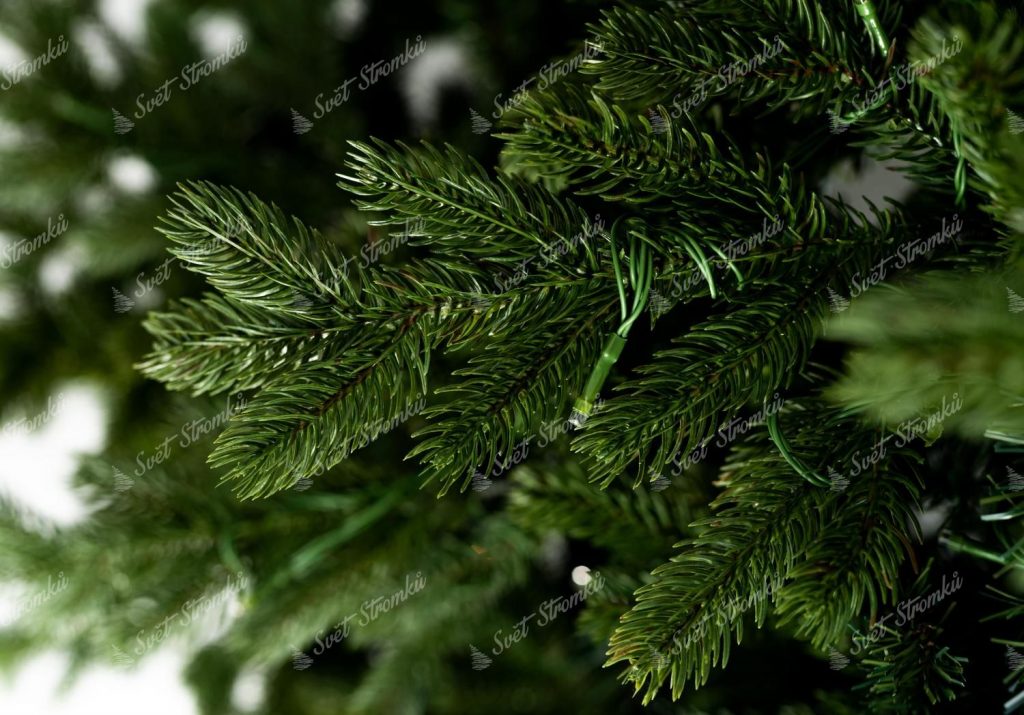 Detailní fotka tmavé zelené větvičky s 3D jehličím. 3D jehličí je opravdu propracované a vypadá jako ze živého stromku.