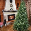Svítící vánoční stromeček 3D Smrk Horský při rozběhnutém krbu. Celá místnost je vánočně ozdobená.