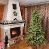 Umělý vánoční stromek 3D Jedle Kavkazská v vánočně dekorované obýváku.