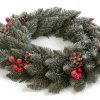 Vánoční věnec tyrkysové zelené barvy doplněn šiškami s borovice a červenými lesními plody.