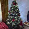 Umělý vánoční stromek 3D Jedle Kavkazská XL 210cm je moderně zdobený červenými a zlatými ozdobami.