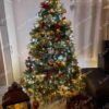 Umělý vánoční stromek 3D Jedle Kavkazská XL 210cm je moderně vyzdoben červenými, bílými a zlatými dekoracemi.