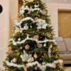 Umělý vánoční stromek 3D Jedle Kavkazská XL 210cm je moderně zdobený měděnými, bílými a zlatými ozdobami.