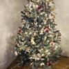 Umělý vánoční stromek Smrk Stříbrný 150cm je zdoben bílými a červenými dekoracemi