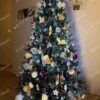 Vánoční stromek FULL 3D Jedle Kanadská 180cm je moderně zdobený ozadobami různých tvarů a barev.