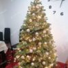 Vánoční stromek FULL 3D Jedle Kanadská 210cm je moderně zdobený bílými a zlatými ozdobami.
