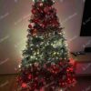 Vánoční stromek FULL 3D Smrk Ledový 180cm je hustě zdobený různými ozdobami.