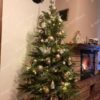Umělý vánoční stromek 3D Jedle Kavkazská 150cm je zdoben zlatými a dřevěnými ozdobami.
