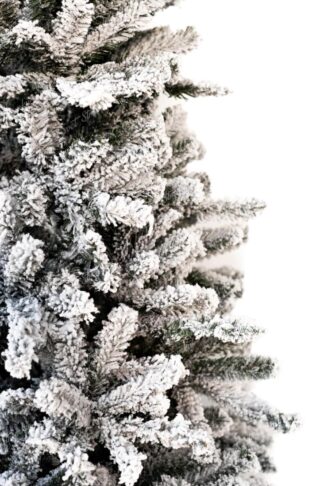 Umělý vánoční stromek Smrk Severský. Strom je hustě pokrytý sněhem.