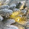 Vianočný girlanda 3D Smrek Kráľovský LED. Zasnežená biela girlanda, na ktorej svietia LED svetielka. Detailne odfotené ihličie.