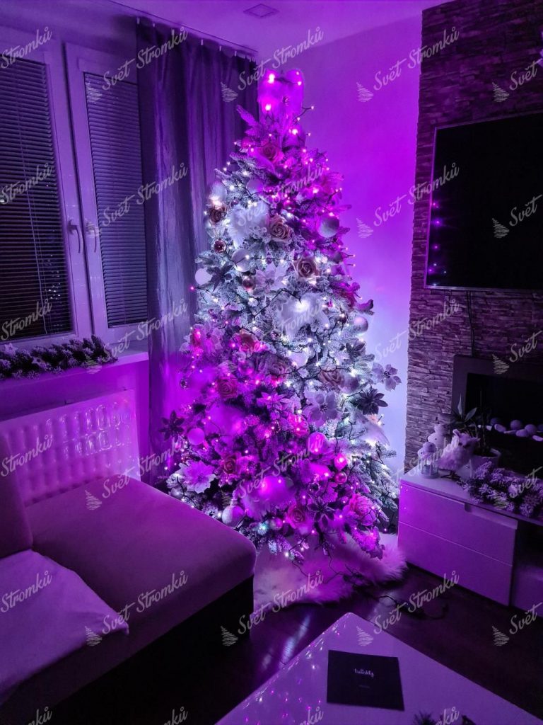 Osvětlení na stromek farebné TWINKLY multicolor strings. Vánoční stromek s rozmanitými farebnými světílkami.