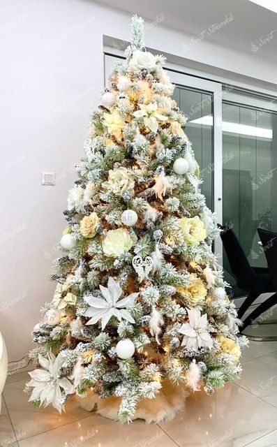 Umělý vánoční stromek Borovice Bílá 210cm