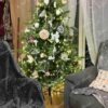 Umělý vánoční stromek FULL 3D Smrk Exkluzivní 180cm je vkusně vyzdoben růžovými a bílými ozdobami.