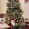 Umělý vánoční stromek FULL 3D Smrk Exkluzivní 240cm je moderně vyzdoben červenými a bílými dekoracemi.