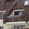 Zasnežená Vianočná girlanda na balkóne