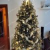 Umelý vianočný stromček Smrek Nórsky 220cm so zlatými vianočnými ozdobami a výraznou stuhou