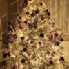 Umělý vánoční stromek Smrk Bílý 180cm je zdoben bílými a růžovými dekoracemi