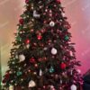 Vánoční stromek 3D Jedle Půvabná XL 210cm je vyzdoben bílými a červenými ozdobami