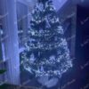 Vánoční stromek 3D Jedle Půvabná XL 240cm je hustě zdobený bílými ozdobami.