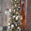 Vánoční stromek 3D Smrk Štíhlý 210cm je hustě vyzdoben různými ozdobami.