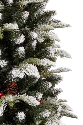 Detail stromku Umělý vánoční stromek v květináči 3D Jedle Zasněžená. Stromek je zasazen v moderním květináči, má zasněžené konce větví a je ozdoben šiškami a bobulemi cesmíny.