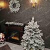 Vánoční stromek v květináči 3D Smrk Královský má hustě zasněžené větvičky