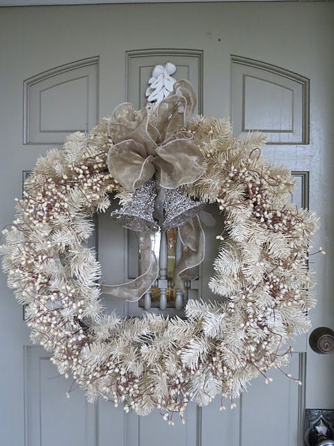Bíly vánoční věnec na dveře