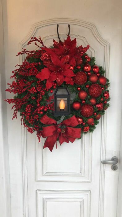 Vánoční věnec na dveře červený