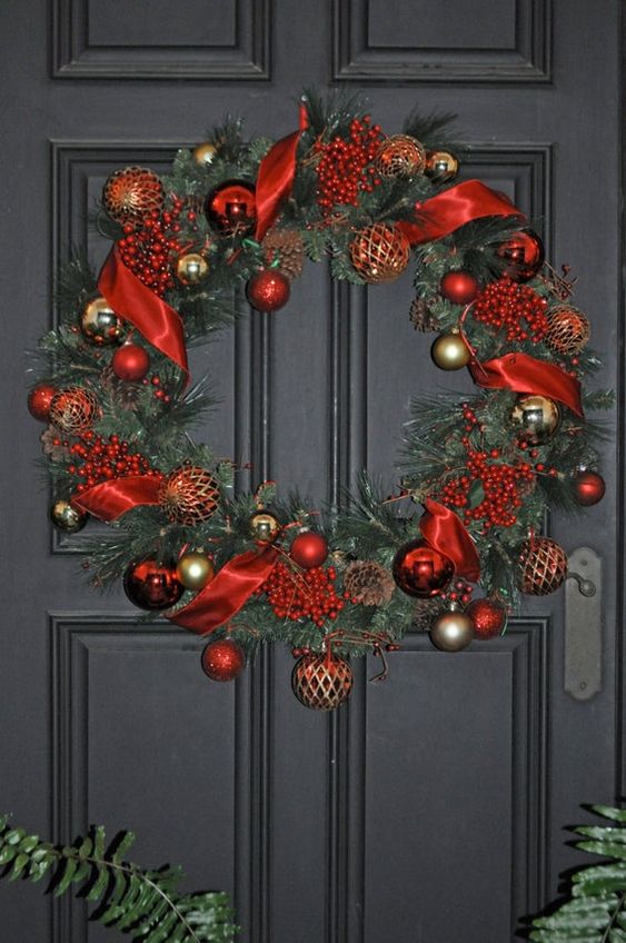Vánoční věnec na dveře červený