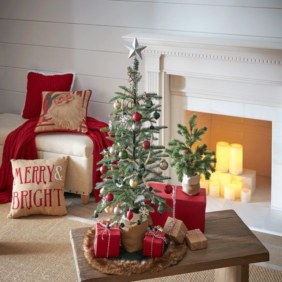 Malý vánoční stromek na stolku