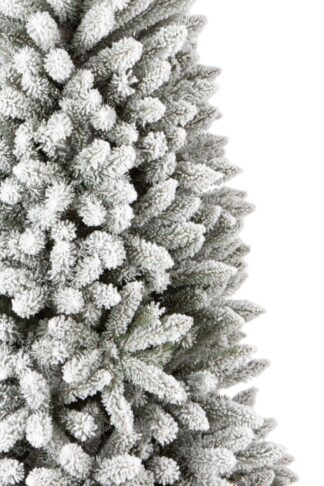 Umělý vánoční stromek Smrk Bíly Úzky. Strom má hustě zasněžené větve.