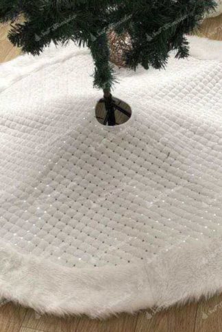 Bílý koberec pod stromeček s kožušinou
