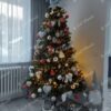 Umělý vánoční stromeček s tmavozelenými větvičkami, ozdobený bílo-červenými ozdobami a teplý bílým osvětlením, v obýváku