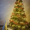 Umělý vánoční stromeček se zelenými větvičkami, ozdobený červeno-zlatými ozdobami a stuhami a teplým bílým osvětlením, v obýváku