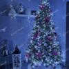 Bledě zelený umělý vánoční stromeček, ozdobený růžovými, bílými a stříbrnými ozdobami v glamour stylu, s bílým koberečkem pod stromeček, v rohu obývacího pokoje