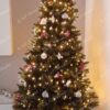 FULL 3D umělý vánoční stromeček s tmavozelenými větvičkami, ozdobený bílo-růžovými ozdobami, v obýváku
