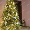 FULL 3D umělý vánoční stromeček s světle zelenými větvičkami,ozdobený bílými ozdobami a teplým bílým osvětlením, v obýváku
