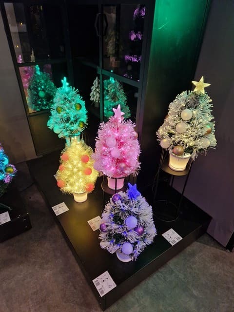 barevné vánoční stromky