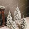 Umělý vánoční stromek Mini Smrk Tatranský zasněžený má hustě zasněžené větvičky