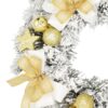 Zasnežený adventný veniec so zlatými vianočnými guľami a zlato-bielymi mašľami.