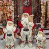 Vánoční dekorace Santa Claus Tradiční, v červeném kabátě s bílou kožešinou a s lyžemi v ruce