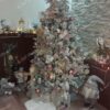 Umělý vánoční stromek 3D Smrk Polární 180cm je ozdoben bílými a růžovými dekoracemi