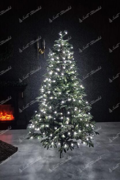 Vánoční LED osvětlení studená bílá na vánočním stromku