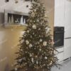 Umělý vánoční stromeček FULL 3D Jedle Normandská je ozdoben stříbrnými ornamenty